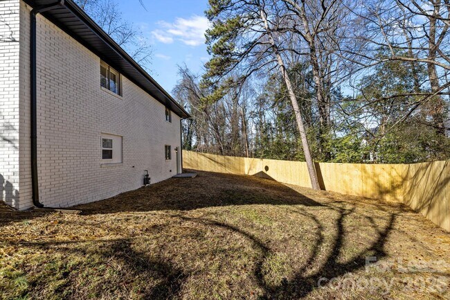 Building Photo - 801 Davenport St