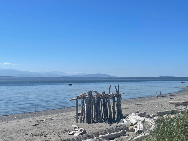 Building Photo - Charming Cottage with Private Beach Rights!