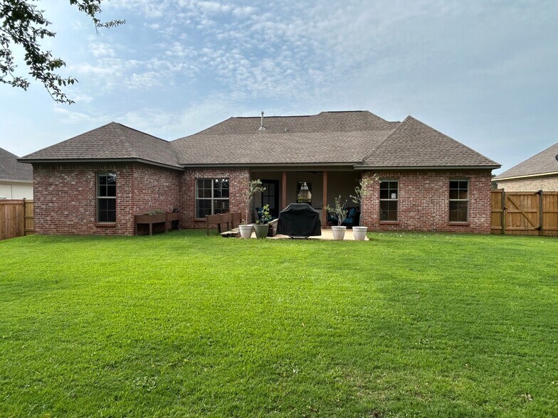 Building Photo - 123 Bremen Way