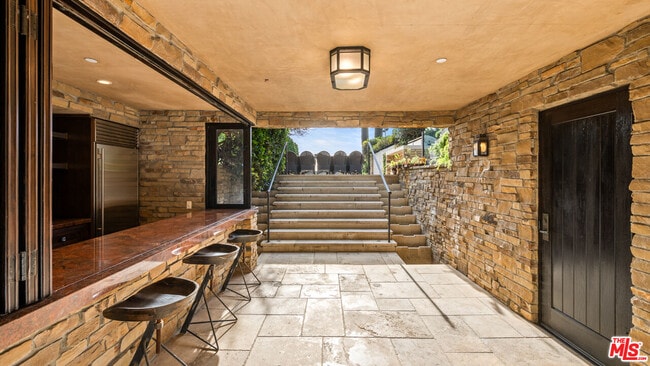 Building Photo - 964 Palisades Beach Rd