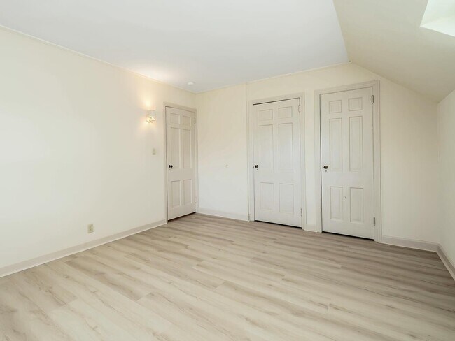 Building Photo - 221 Manhasset Ave