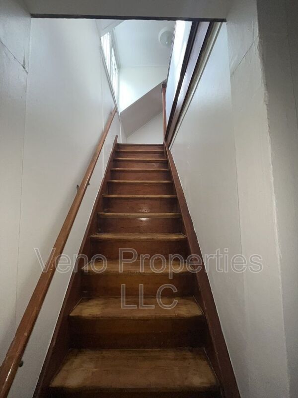 Building Photo - 32 Russell Rd