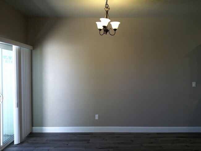 Building Photo - **Move-In Discount** 3 Bed 2.5 Bath -Newer...