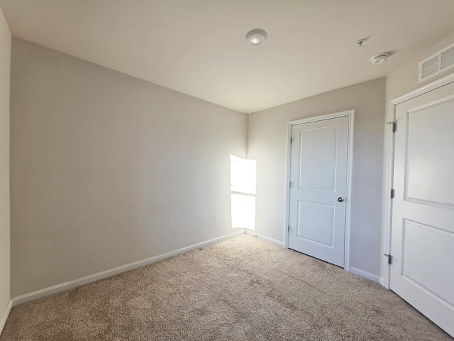 Building Photo - 426 Creekbed Cir