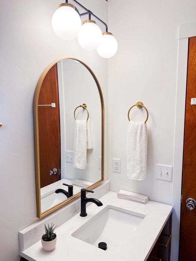 Building Photo - 735 S Main St