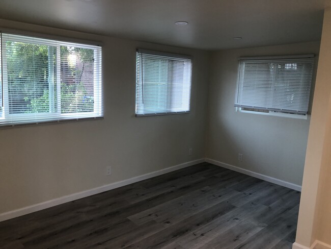 Building Photo - 907 El Camino Real