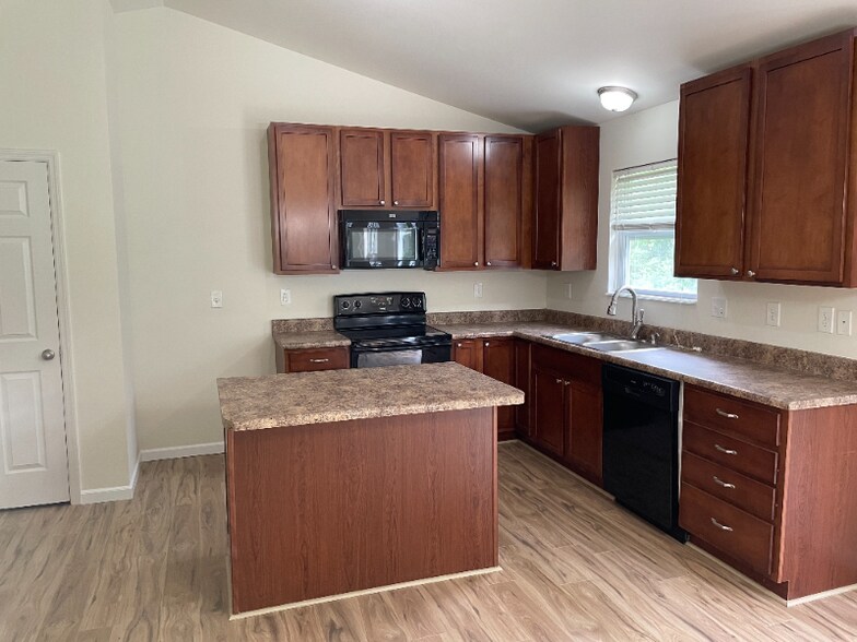Building Photo - 60 Westhampton Ct
