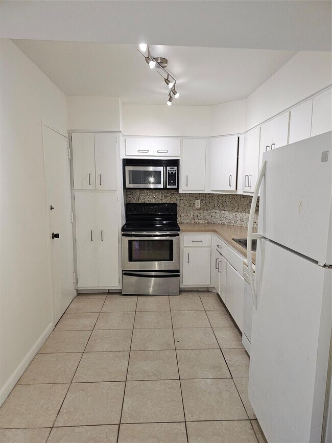 Building Photo - 500 Bayview Dr