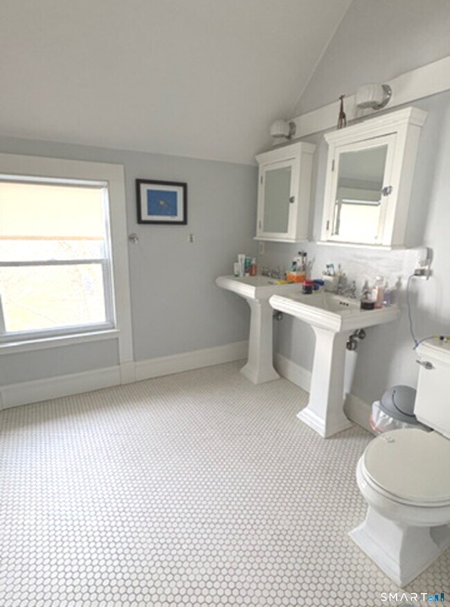 Building Photo - 611 Whitney Ave