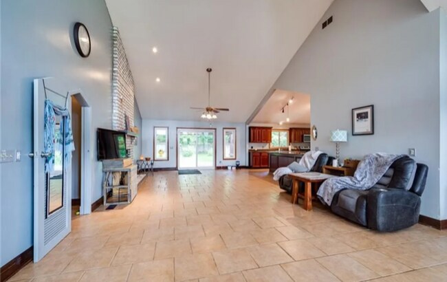 Building Photo - 3 bed 2 bath with pool