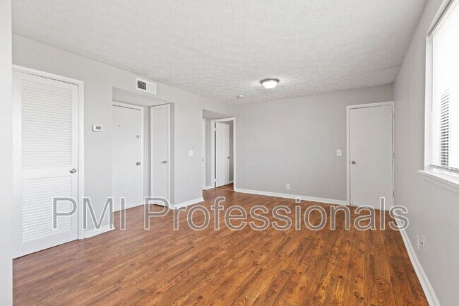 Primary Photo - 800 Anderson Ln