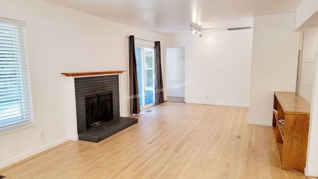 Building Photo - ~Stunning Remodeled 2 Bed/1 Bath Home in S...