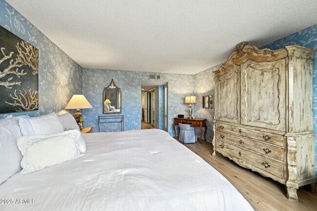 Building Photo - 8733 E Vía De Viva