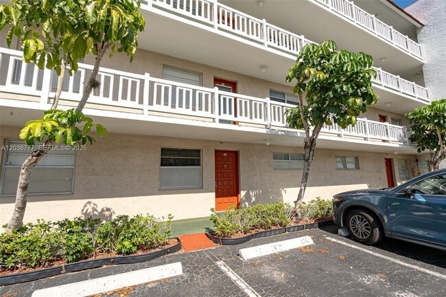 Building Photo - 3531 Inverrary Dr