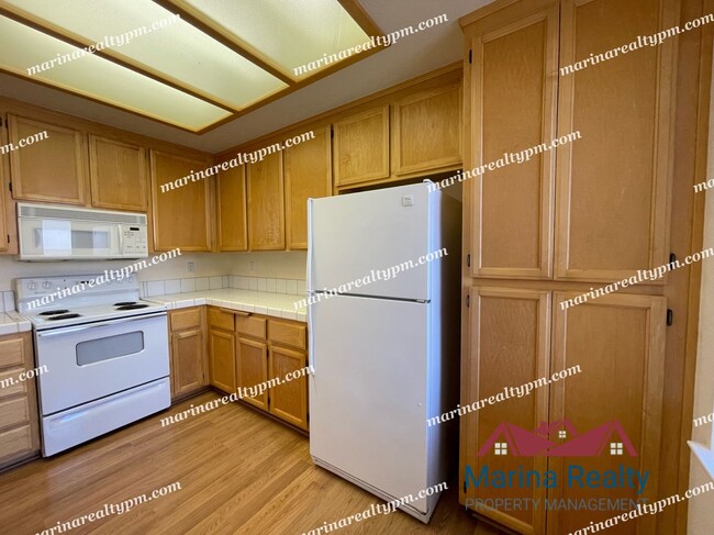 Building Photo - 2 Bedroom, 2 Bath Beautiful Townhouse Cond...