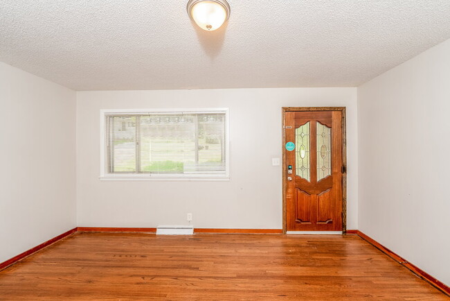 Building Photo - 1124 Little John Ln