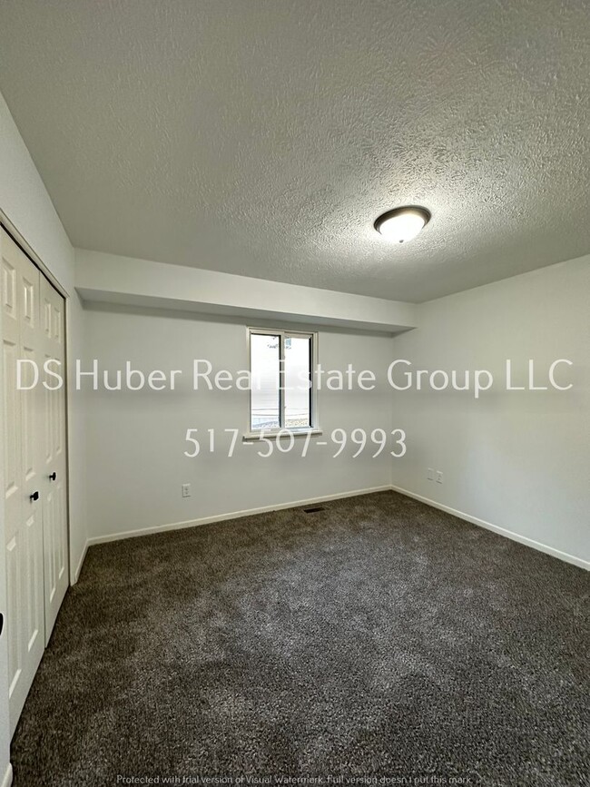 Building Photo - Stunning Duplex with brand new appliances!