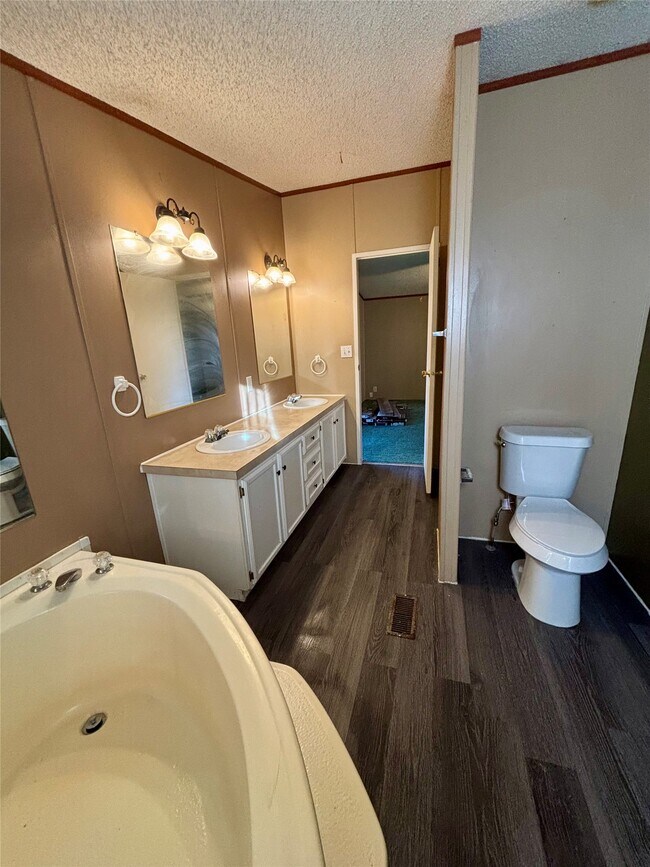 Building Photo - 111 Lakeside Woods Dr