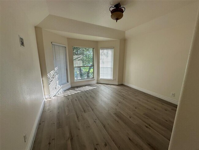 Building Photo - 5703 Saragosa Dr