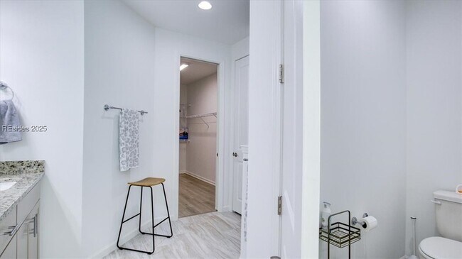 Building Photo - 125 Parrot Ave