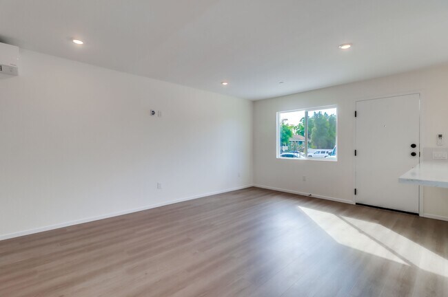 Building Photo - 3042-3044 J St