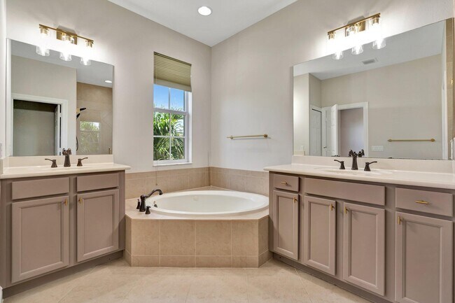 Building Photo - 4559 Cadiz Cir