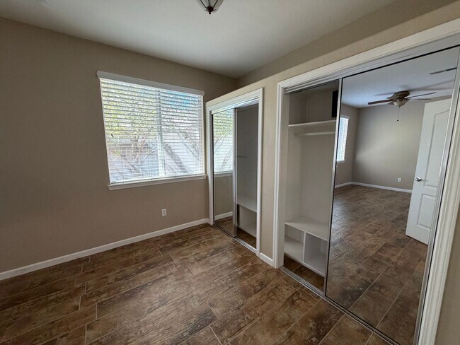 Building Photo - 485 Cicada Ct