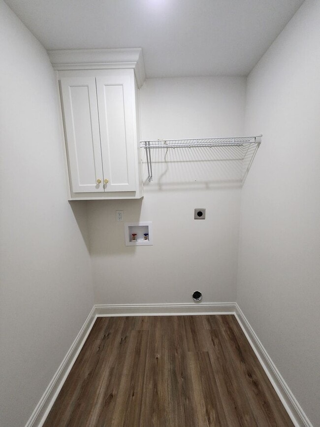 Building Photo - !!New Construction!! NEAR Pinegrove Elementary/Middle - 4BR Home with Granite Countertops, LVP Fl...