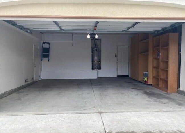 Building Photo - CLEAN ~ TURNKEY ~ SINGLE STORY ~ 4 BEDROOM / 2 BATH