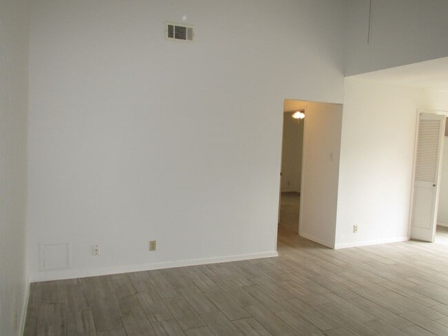 Building Photo - Adorable 2bedroom/1 bath Duplex on Wooded Lot