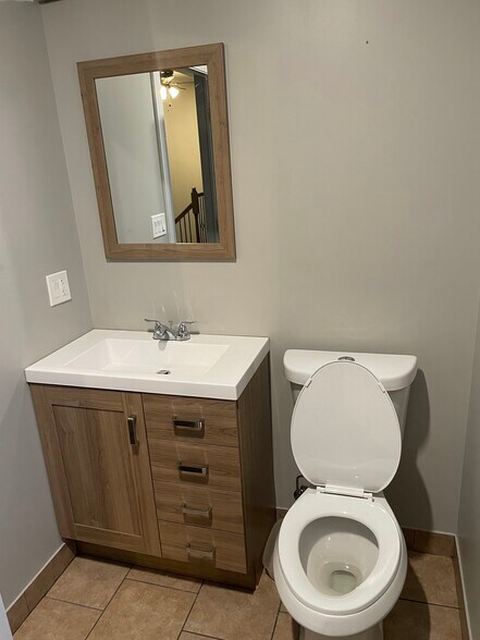 Building Photo - 6027 W Giddings St