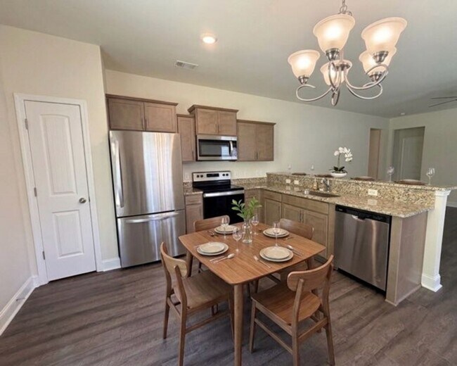 Building Photo - 1 Month Free — Applied as 50% Off Your First 2 Months - Ranch home quiet neighborhood in Hinesville