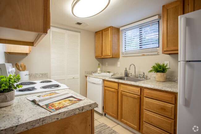 1BR, 1BA - 660SF Dogwood - Kitchen - Silver Creek Apartments