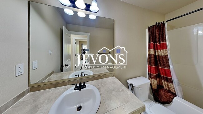 Building Photo - Spacious 5-bedroom home in a great community with 2-car garage, washer and dryer, just minutes fr...