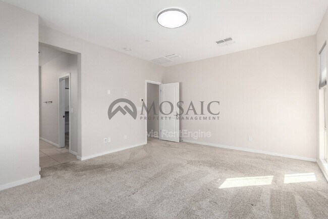 Building Photo - 680 E Ginko Ave