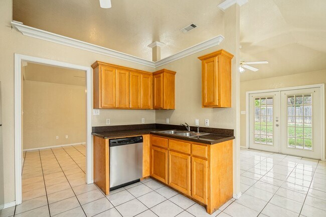 Building Photo - Spacious 3 Bedroom, 2 Bath Home on Quiet Dead-End Street