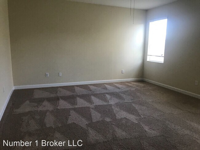 Building Photo - 5 br, 3.5 bath House - 15072 Evergreen Oak...
