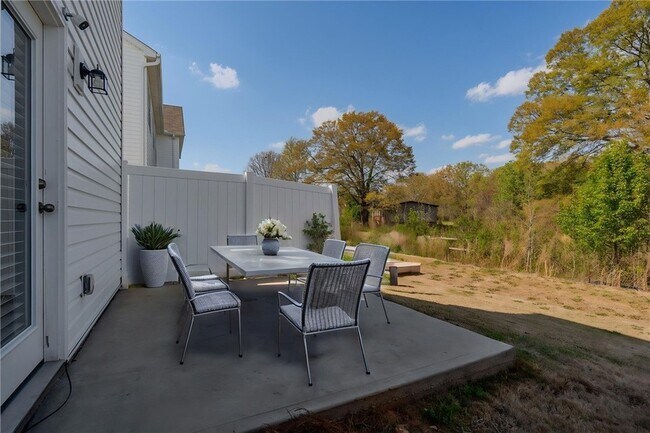 Building Photo - 14 Loebner Ln