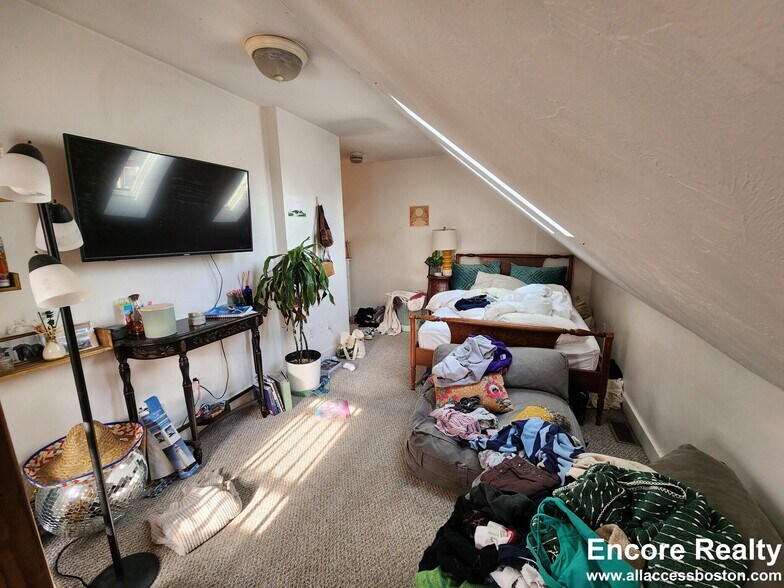 Building Photo - 51 Gardner St