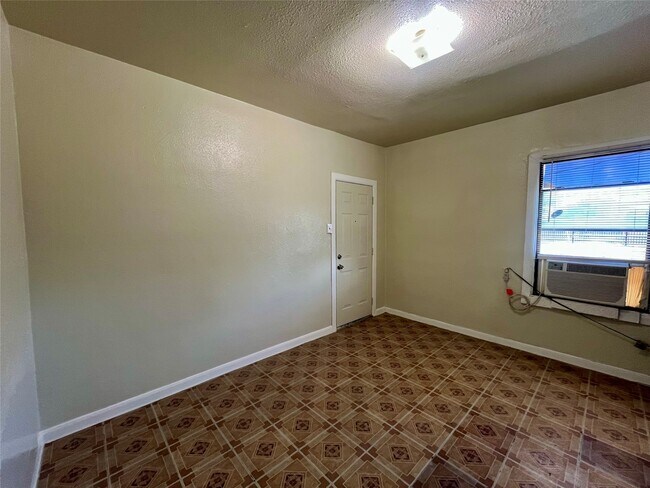 Building Photo - 2705 Lorraine St