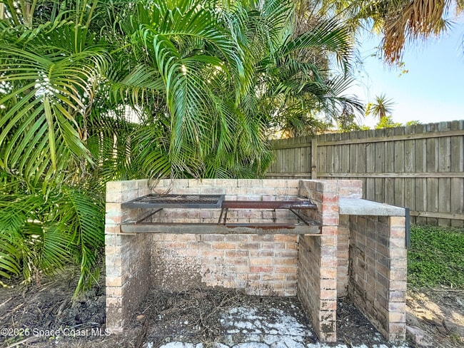 Building Photo - 2140 Emerald Ct