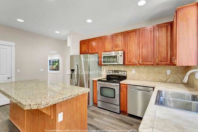 Building Photo - Beautifully Updated Home in Desirable Clackamas! + Solar