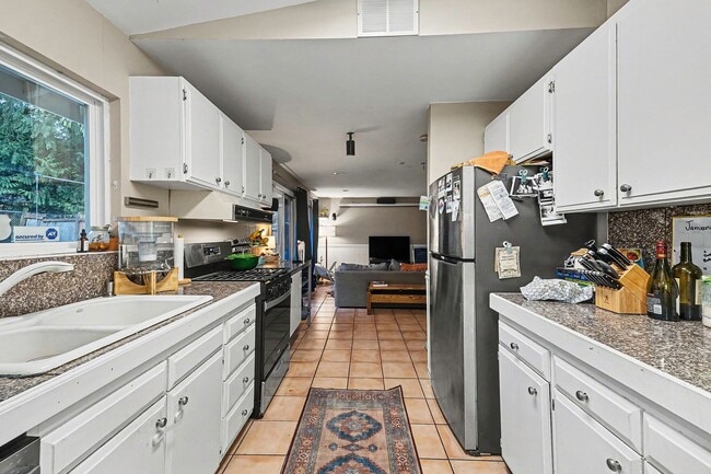 Building Photo - Charming 3-Bedroom Single-Family Home in Bellevue - $3,500!!