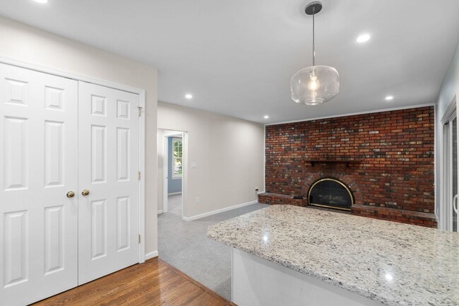 Building Photo - 5 Bed 3 Bath - Rockville Colonial - Update...