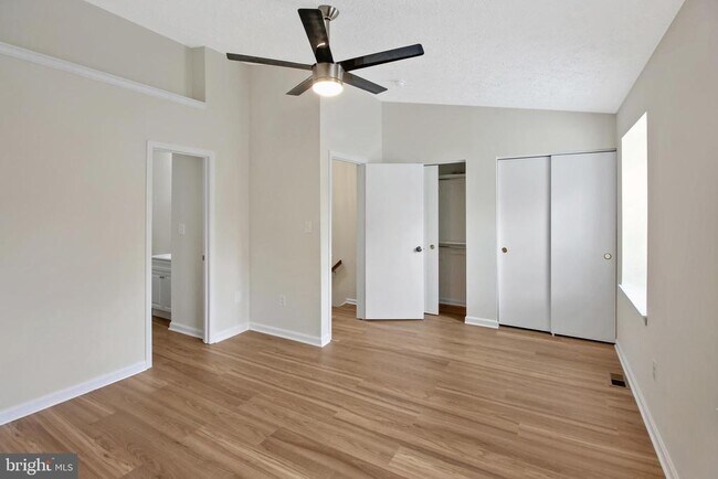 Building Photo - 890 Bayridge Dr