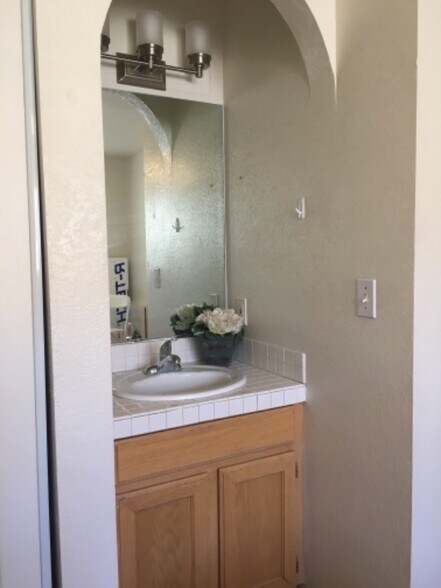 Building Photo - 1579 E Courtney Pl