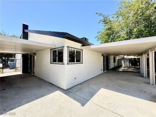 Building Photo - 1942 Hallwood Dr