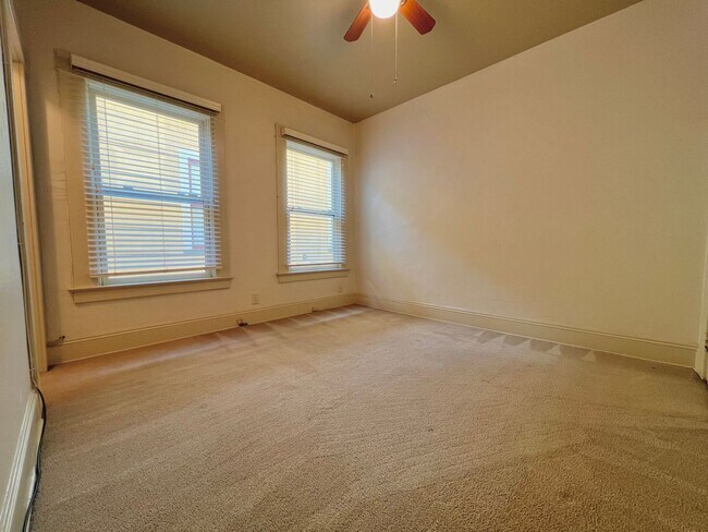 Building Photo - Stunning Vintage 2 Bed 1 Bath in NW 23rd!