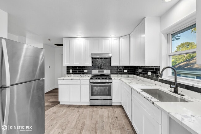 Building Photo - 18888 Oak Ave