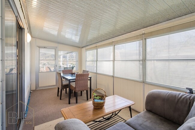 Building Photo - 55+ Senior Community~ 2 bed/2 bath with Am...